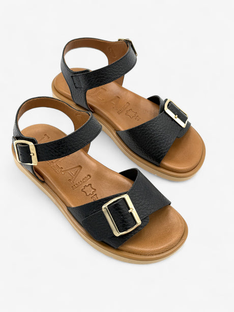 Sandalia plana en negro LOLA ALMAGRO
